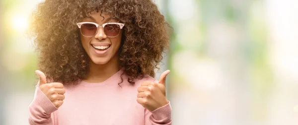 Афро Американських Жінки Носять Рожеві Окуляри Успіх Знак Робить Позитивний — стокове фото