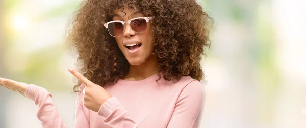 Mujer Afroamericana Con Gafas Sol Rosadas Asombrada Sonriendo Cámara Mientras — Foto de Stock