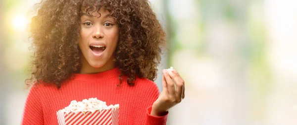 Donna Afroamericana Che Mangia Popcorn Spaventati Stato Shock Con Una — Foto Stock