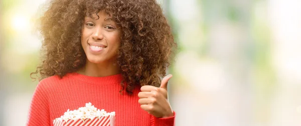 Afrikanische Amerikanerin Isst Popcorn Glücklich Mit Breitem Lächeln Tut Zeichen — Stockfoto