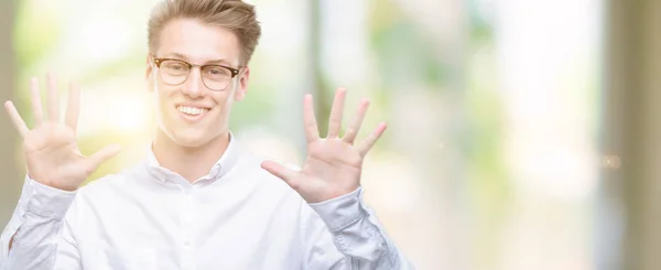 Mladý Pohledný Blondýn Ukazující Ukázal Prsty Desítka Zatímco Úsměvem Spokojené — Stock fotografie