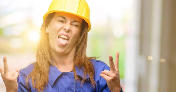 Engenheiro Trabalhador Construção Mulher Olhando Para Câmera Mostrando Tong Fazendo — Fotografia de Stock