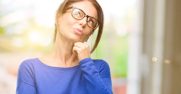 Mujer Mediana Edad Con Suéter Lana Gafas Pensando Mirando Hacia —  Fotos de Stock