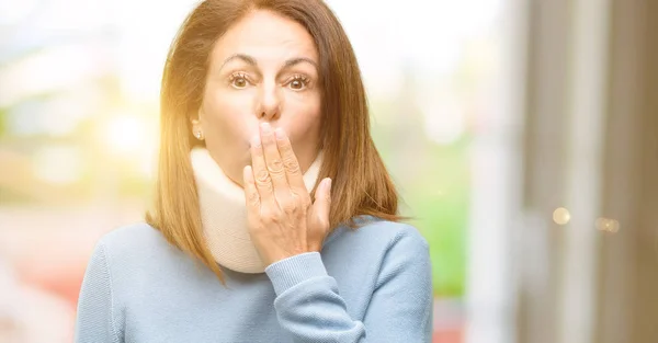 Zraněná Žena Nosí Límec Krční Ortéza Pokrývá Ústa Šoku Vypadá — Stock fotografie