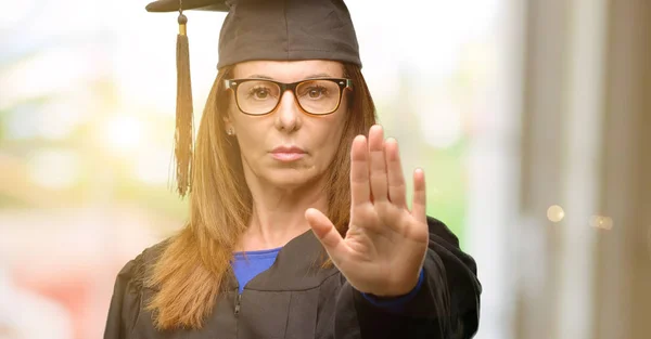 シニア大学院生の女性の悪い態度を停止に悩まされて署名の手で表現するセキュリティ 防衛または制限 多分プッシュはノー — ストック写真