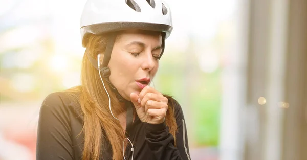 Średnim Wieku Rowerzysta Kobieta Pomocą Słuchawki Chorych Kaszel Cierpiących Astmę — Zdjęcie stockowe