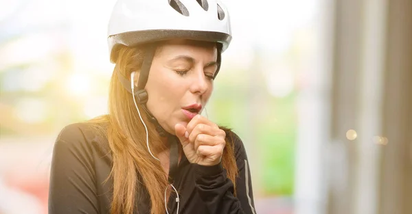 Middelbare Leeftijd Wielrenner Vrouw Met Behulp Van Oortelefoons Ziek Hoest — Stockfoto