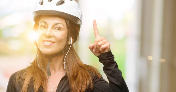 Mulher Ciclista Meia Idade Usando Fones Ouvido Feliz Surpreso Animando — Fotografia de Stock