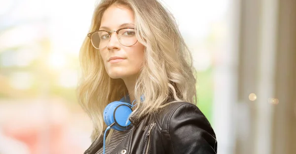 Mujer Estudiante Joven Con Auriculares Seguros Felices Con Una Gran —  Fotos de Stock