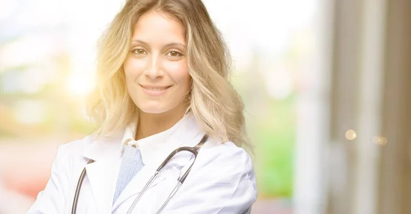 Jonge Dokter Vrouw Medische Professional Met Gekruiste Armen Zelfverzekerd Blij — Stockfoto