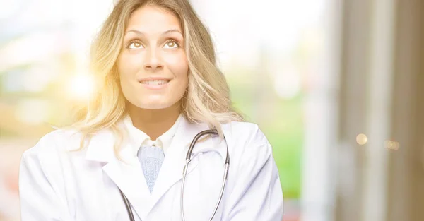 Mujer Doctora Joven Profesional Médico Pensando Mirando Hacia Arriba Expresando —  Fotos de Stock