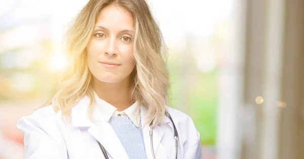 Junge Ärztin Medizinerin Hält Einladende Hände Handschlag Pose Drückt Vertrauen — Stockfoto