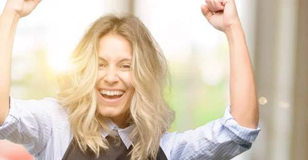 Jeune Propriétaire Magasin Portant Tablier Noir Heureux Excité Célébrant Victoire — Photo