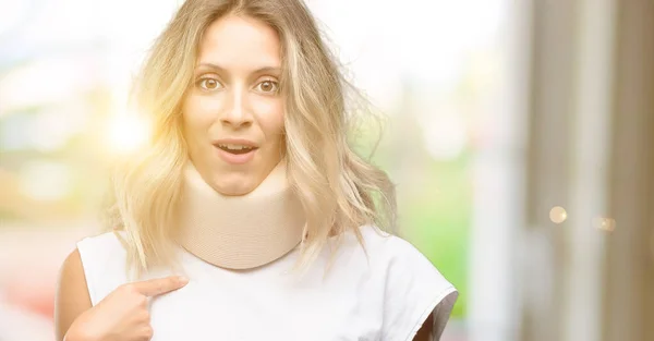 Junge Verletzte Frau Trägt Nackenstütze Glücklich Und Überrascht Jubelnd Ausdrückende — Stockfoto