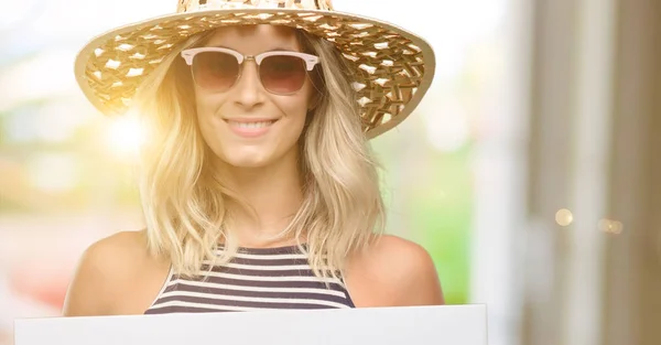 Jovem Usando Óculos Sol Usando Chapéu Verão Segurando Banner Publicidade — Fotografia de Stock