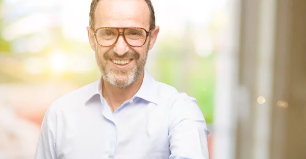 Mann Mittleren Alters Mit Brille Hält Hände Zur Begrüßung Handschlagpose — Stockfoto