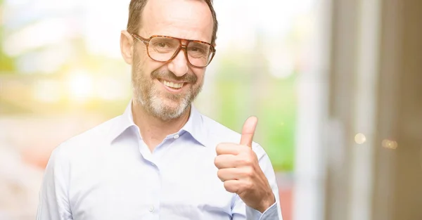 Medelålders Man Med Glasögon Brett Leende Visar Tummen Upp Gest — Stockfoto