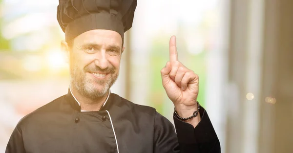 Cozinheiro Sénior Usar Chapéu Chef Levantar Dedo Número — Fotografia de Stock