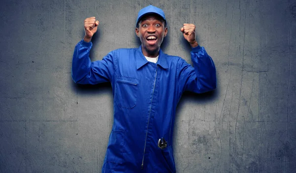 Африканский Черный Сантехник Счастлив Взволнован Празднуя Победу Выражая Большой Успех — стоковое фото