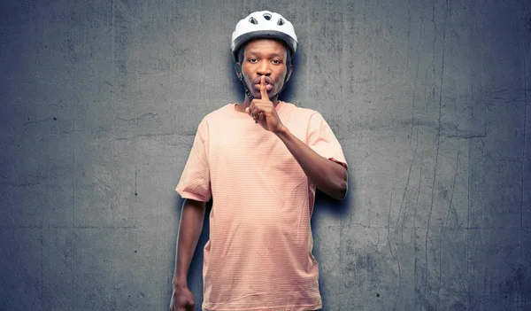 Fekete Férfi Viselő Kerékpáros Sisak Mutatóujját Szája Kérje Hogy Csendes — Stock Fotó
