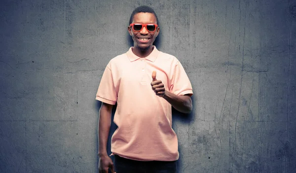 Africano Hombre Negro Con Gafas Sol Sonriendo Ampliamente Mostrando Pulgares —  Fotos de Stock