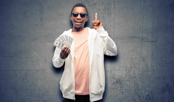 Afrikanska Mannen Hålla Dollar Sedlar Glad Och Överraskad Jublande Uttrycker — Stockfoto