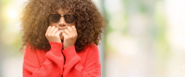 Femeia Afro Americană Purtând Ochelari Soare Îngrozită Nervoasă Exprimând Anxietate — Fotografie, imagine de stoc