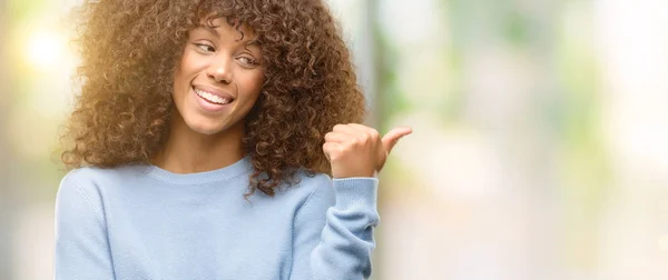 Africano Americano Mulher Vestindo Uma Camisola Sorrindo Com Rosto Feliz — Fotografia de Stock