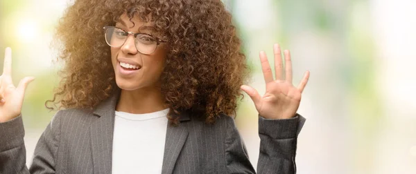 Donna Affari Afroamericana Con Gli Occhiali Che Mostra Indica Con — Foto Stock