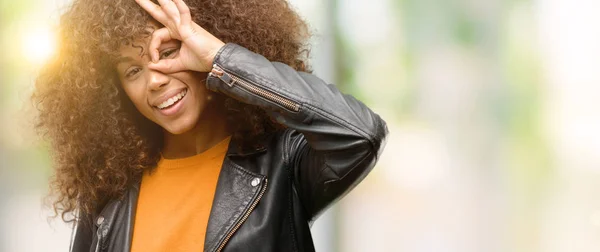 Afroamerikanska Kvinna Som Bär Skinnjacka Med Glada Ansikte Leende Gör — Stockfoto