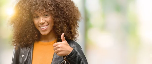 Africano Americano Mulher Vestindo Uma Jaqueta Couro Feliz Com Grande — Fotografia de Stock