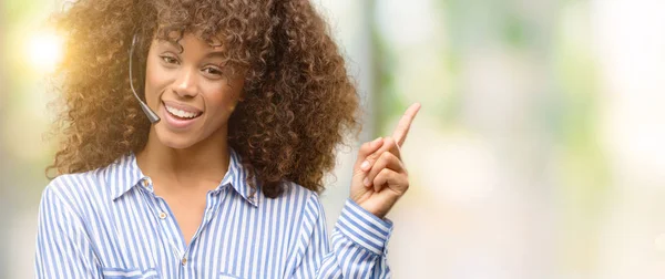 Africano Americano Operador Call Center Mulher Muito Feliz Apontando Com — Fotografia de Stock