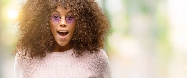 Mujer Afroamericana Vistiendo Suéter Rosa Asustada Shock Con Una Cara — Foto de Stock