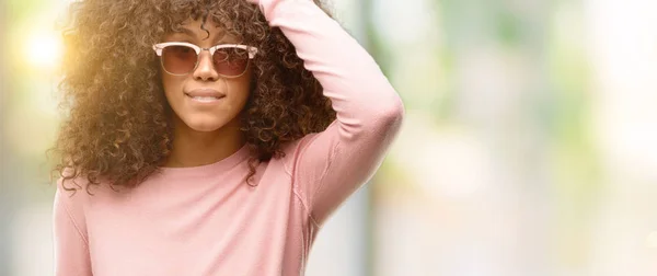 Mulher Afro Americana Usando Óculos Sol Rosa Surpreso Com Mão — Fotografia de Stock