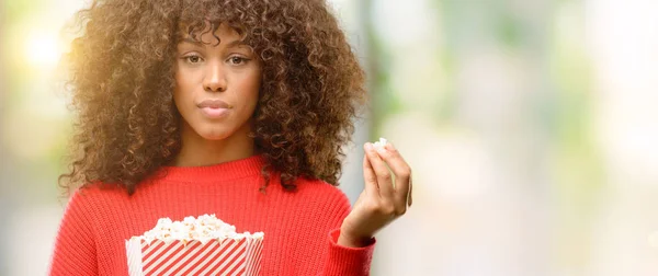 Donna Afroamericana Che Mangia Popcorn Con Espressione Fiduciosa Sul Viso — Foto Stock