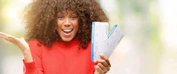 Afrikanisch Amerikanische Frau Hält Flugtickets Sehr Glücklich Und Aufgeregt Siegerausdruck — Stockfoto