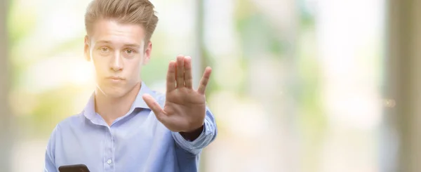 Genç Yakışıklı Sarışın Adam Açık Eliyle Dur Işareti Ile Ciddi — Stok fotoğraf