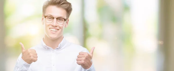 Junger Schöner Blonder Mann Mit Positiver Geste Mit Der Hand — Stockfoto