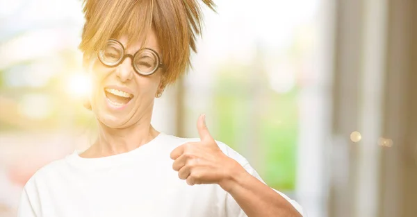 Loca Mujer Mediana Edad Con Gafas Tontas Sonriendo Ampliamente Mostrando —  Fotos de Stock