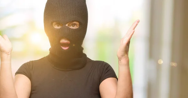 Ladrón Terrorista Mujer Con Pasamontañas Pasamontañas Feliz Sorprendido Aplaudiendo Expresando — Foto de Stock