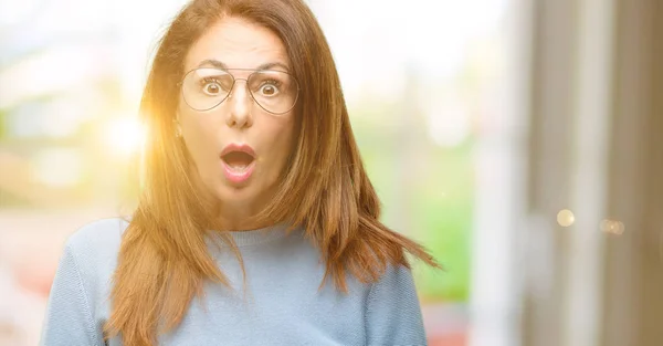 Mulher Meia Idade Vestindo Suéter Óculos Frescos Assustados Choque Expressando — Fotografia de Stock