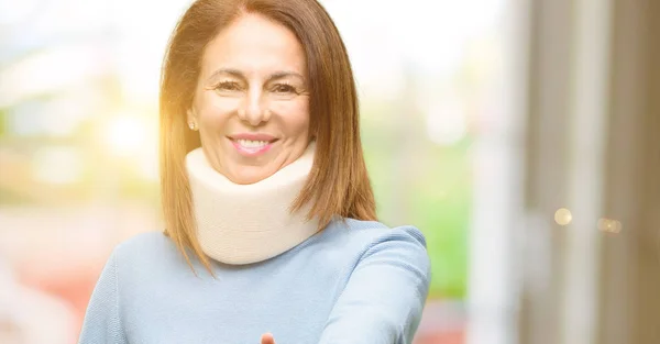 Verletzte Frau Mit Nackenstützkragen Hält Hände Handschlagpose Drückt Vertrauen Und — Stockfoto