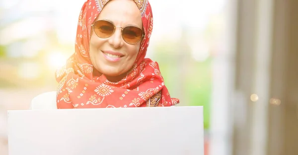 Μέση Ηλικία Μουσουλμάνοι Αραβικά Γυναίκα Φορούσε Μαντίλα Κρατώντας Κενό Διαφήμιση — Φωτογραφία Αρχείου