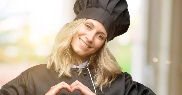 Όμορφη Μάγειρας Γυναίκα Σεφ Χαρούμενος Δείχνει Αγάπη Χέρια Στην Καρδιά — Φωτογραφία Αρχείου