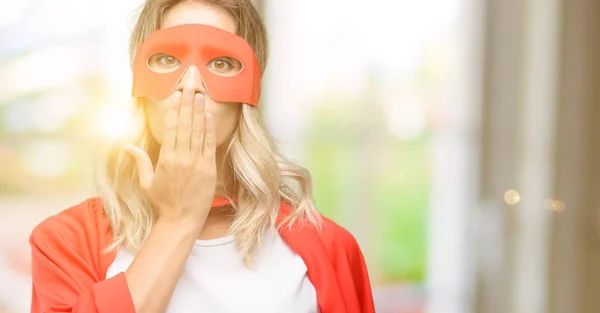 Junge Superheldin Frau Trägt Umhang Bedeckt Den Mund Vor Schock — Stockfoto