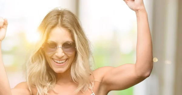 Mujer Joven Con Gafas Sol Con Forma Corazón Feliz Emocionada — Foto de Stock