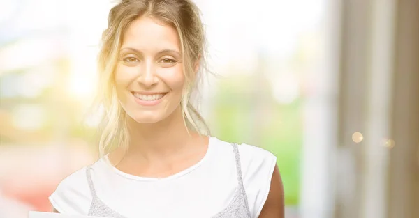 Mujer Hermosa Joven Sosteniendo Bandera Publicidad Blanco Buen Cartel Para — Foto de Stock