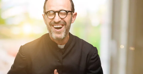 Sacerdote Religione Uomo Fiducioso Felice Con Grande Sorriso Naturale Ridere — Foto Stock