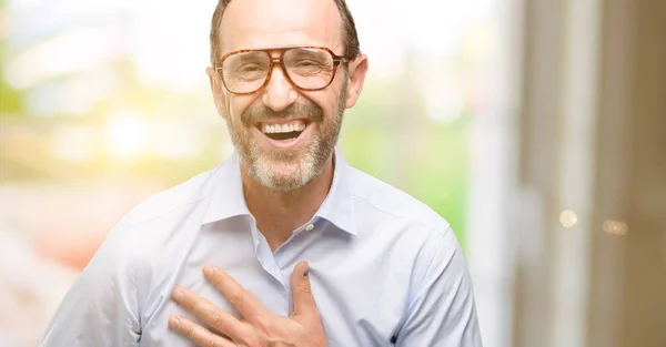 Hombre Mediana Edad Con Gafas Seguro Feliz Con Una Gran — Foto de Stock