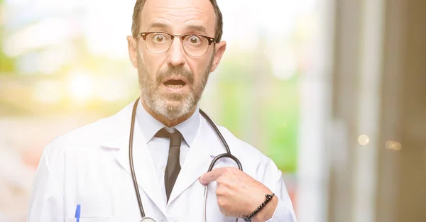Doktor Starší Muž Zdravotník Šťastný Překvapení Fandění Exprimují Wow Gesto — Stock fotografie
